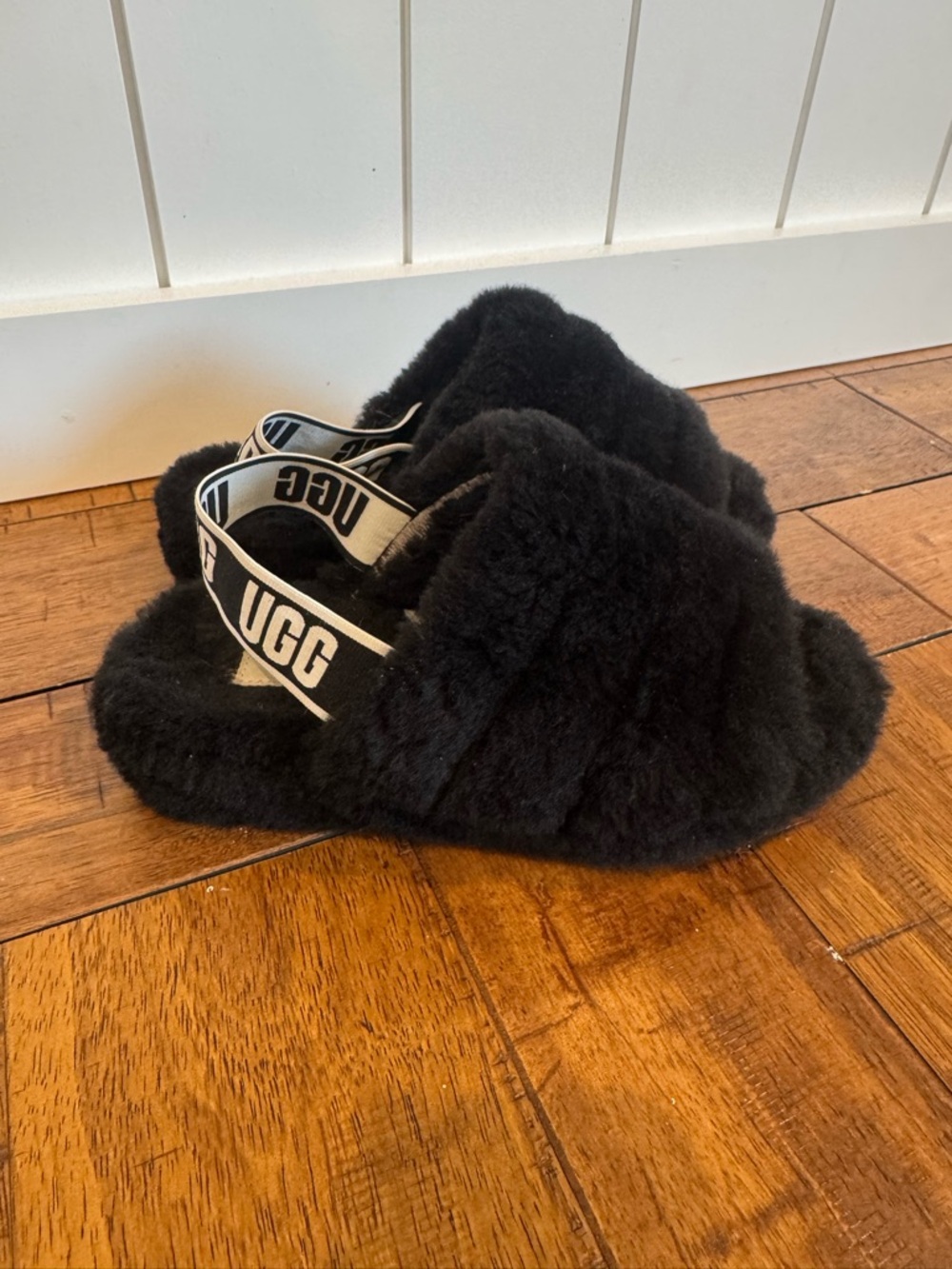 UGG Black Fluffy Slingback Slippers Women’s Size 7 Cozy Plush Slides